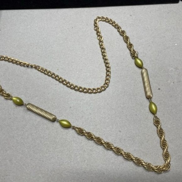 1940's 30" Continuous Matte Gold Tone Chain with Green Moon Glow Accent Beads - Picture 3 of 5